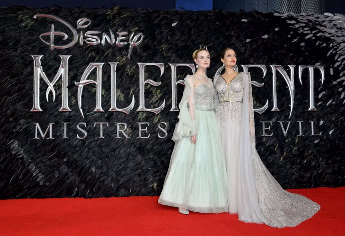 Elle Fanning y Angelina Jolie