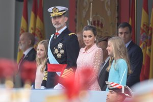 El Rey Felipe, con su mujer doña Letizia y de sus hijas Leonor y Sofía el día 12 de octubre, día de la Hispanidad durante el desfile