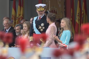 El Rey Felipe, con su mujer doña Letizia muy cómplices el día 12 de octubre, día de la Hispanidad durante el desfile