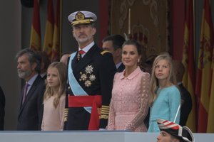 El Rey Felipe, con su mujer doña Letizia y de sus hijas Leonor y Sofía el día 12 de octubre, día de la Hispanidad durante el desfile