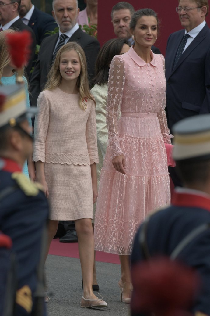La Reina Letizia y Leonor, mimetizadas en rosa el día de la Hispanidad, 12 de octubre