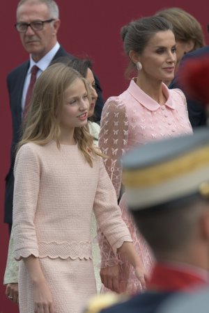 La Reina Letizia y Leonor, mimetizadas en rosa el día de la Hispanidad, 12 de octubre