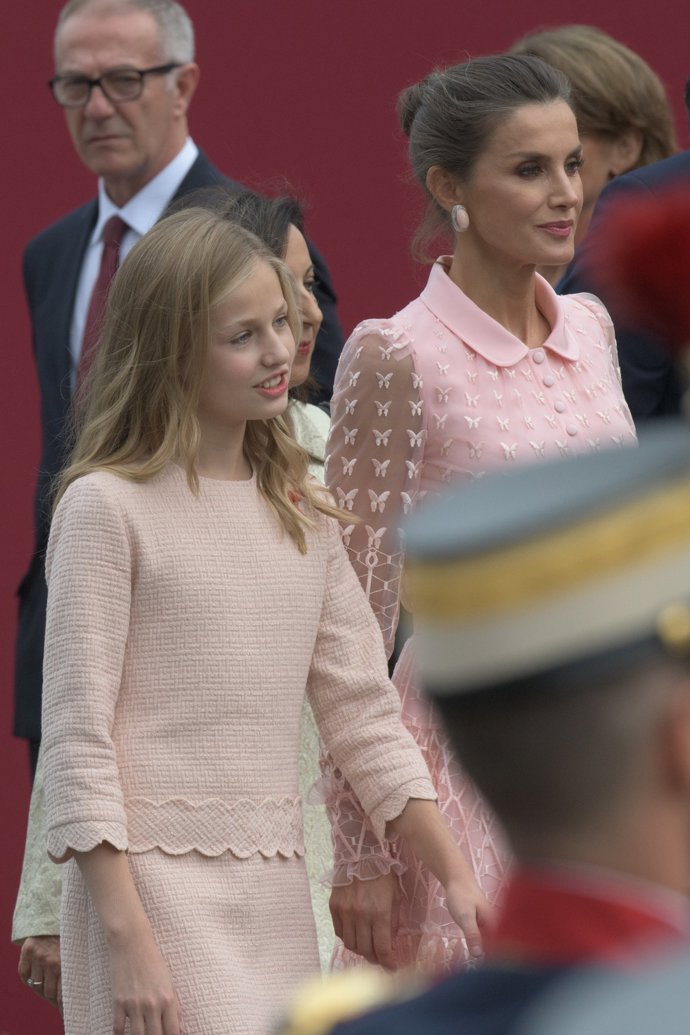 La Reina Letizia y Leonor, mimetizadas en rosa el día de la Hispanidad, 12 de octubre