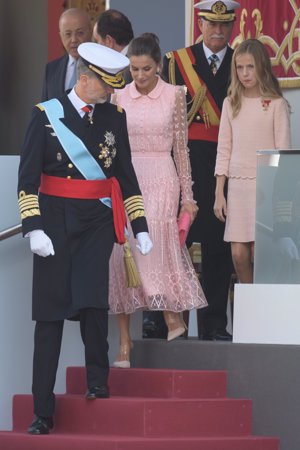 El Rey Felipe, muy pendiente de su mujer doña Letizia y de sus hijas Leonor y Sofía