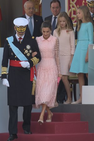El Rey Felipe ayuda a su mujer doña Letizia a bajar las escaleras