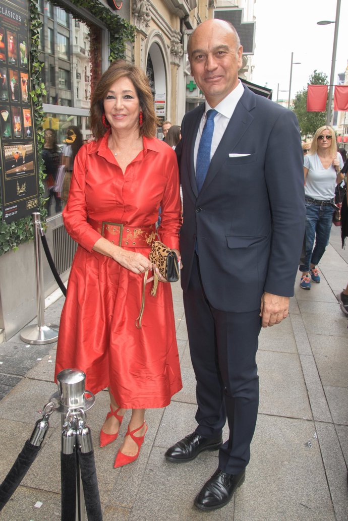 Ana Rosa Quintana y su marido Juan de boda con Belén Esteban y Carlota Corredera, Pepa Rus y Gemma Mengual en Chicote
