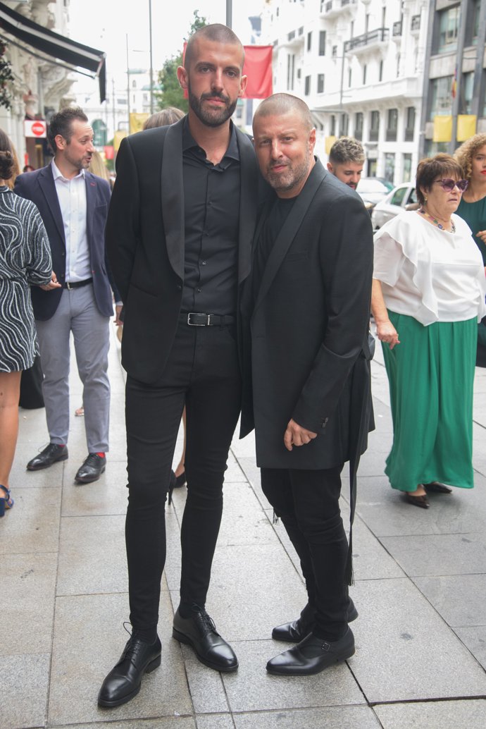 Rubén Gómez y Alex, los novios que han reunido a Ana Rosa Quintana y su marido Juan, Belén Esteban y Carlota Corredera, Pepa Rus y Gemma Mengual en Chicote