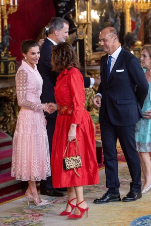 Ana Rosa Quintana, look doblete: De ver a los Reyes a una boda