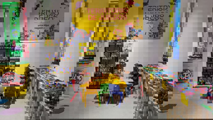 exposición play doh. la plastilina mejora la felicida y la memoria