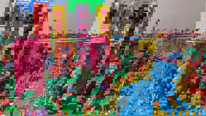 exposición play doh. la plastilina mejora la felicida y la memoria