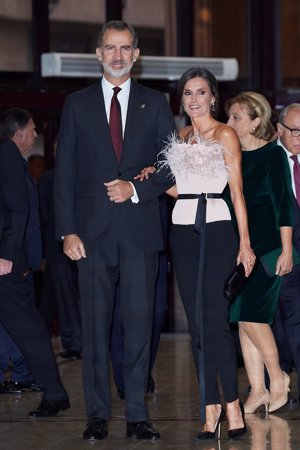 La Reina Letizia deslumbra con su look en el concierto previo a los Premios Princesa de Asturias