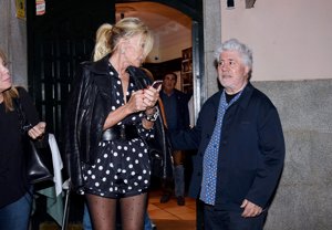 Pedro Almodóvar y Bibiana Fernández disfrutan de la noche madrileña