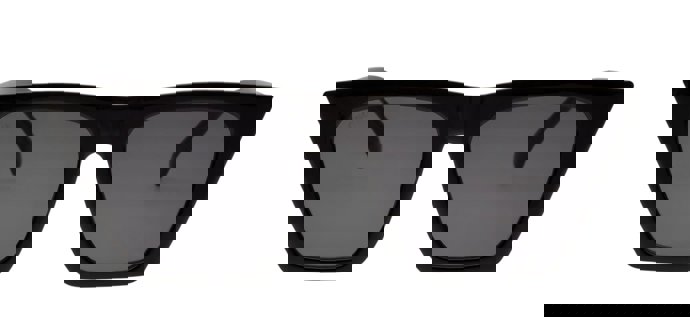 Angelina Jolie, sensacional con gafas de sol en negro. Luce como ella modelos como el Kattan que puedes encontrar en Hucksters&Hucks