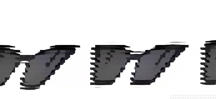 Angelina Jolie, sensacional con gafas de sol en negro. Luce como ella modelos como el Rock Star que puedes encontrar en Hucksters&Hucks