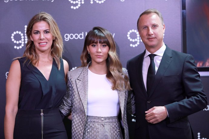  Aitana Ocaña con Laura Carandini, directora de Marketing-Comunicación de GHD España  y Thys Niermeyer, director general de la compañía GHD
