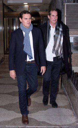 Albert Rivera se despide de su equipo con una cena en Madrid, y sale acompañado por su jefe de prensa David Bardavió