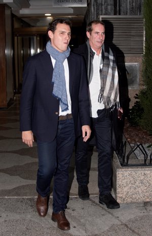 Albert Rivera se despide de su equipo con una cena en Madrid, y sale acompañado por su jefe de prensa David Bardavió