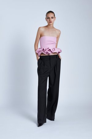 Zara: Cuerpo cropped con escote recto en rosa
