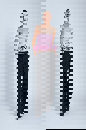 Zara: Cuerpo cropped con escote recto en rosa