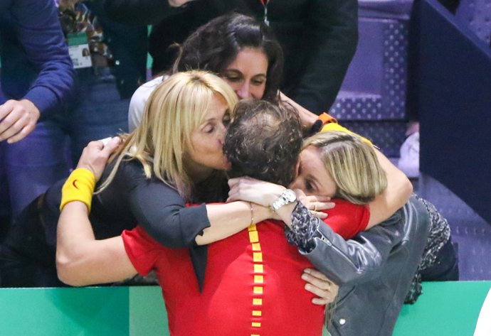 Rafa Nadal y Mery Perelló mucho amor, pero nos faltó el beso a lo Iker y Sara Carbonero. Ambos con Ana e Isabel, madre y hermana del mallorquín