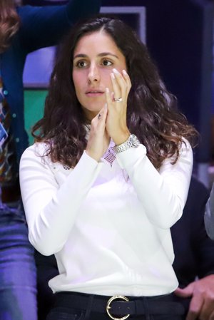 Xisca o Mery, la discreta mujer de Rafa Nadal, luce anillo de pedida y casada, mientras está muy concentrada viéndole en la Copa Davis.