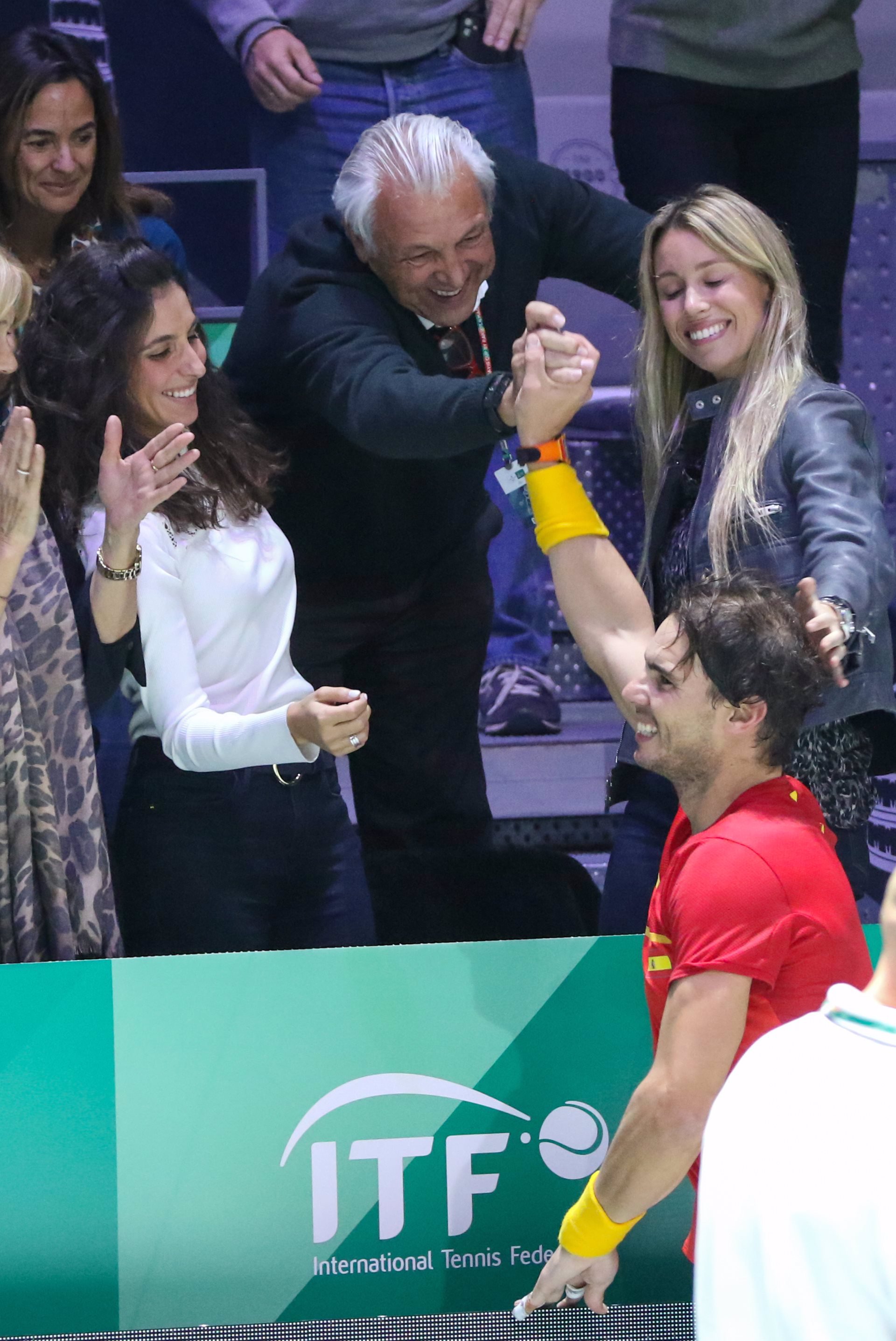 Nadal celebra con su padre Sebastian, su madre y su hermana y su mujer, la victoria de la final de la  copa davis