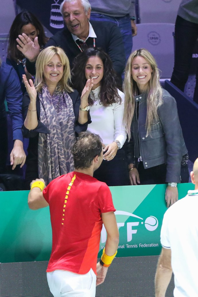 Rafa Nadal y Mery Perelló mucho amor, pero nos faltó el beso a lo Iker y Sara Carbonero. Ambos con Ana e Isabel, madre y hermana del mallorquín