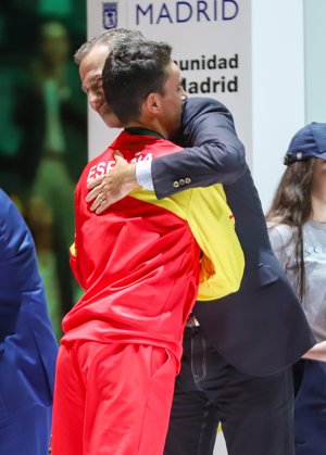 El Rey Felipe VI abraza a Roberto Bautista en la final de la Copa Davis