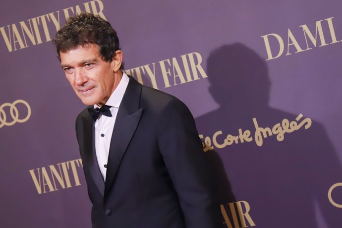 Antonio Banderas recibe de manos de su hija Stella del Carmen el premio al Personaje del Año 2019 de Vanity Fair España  