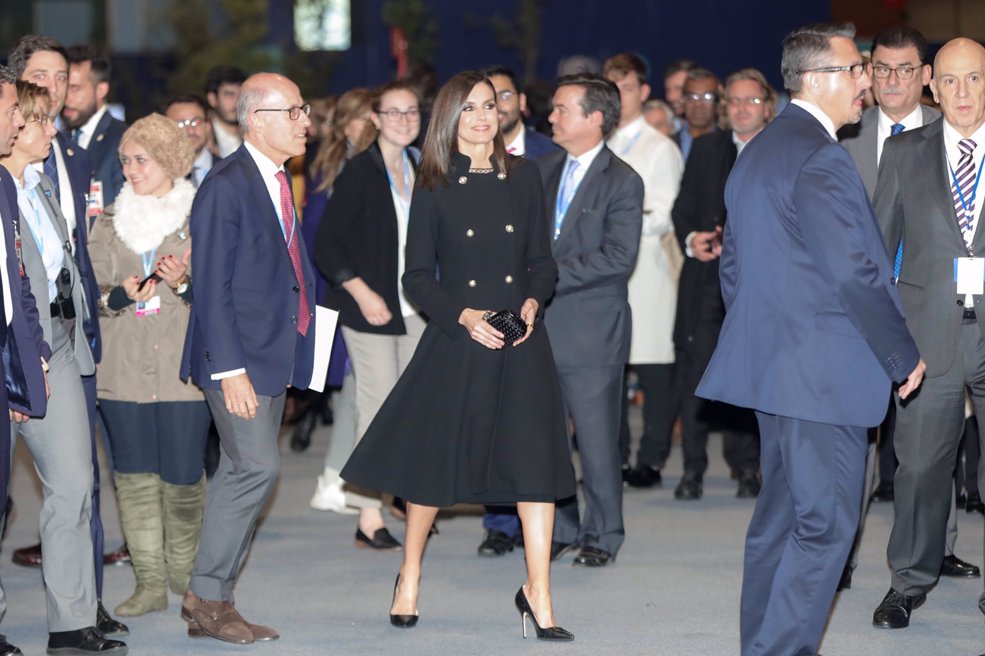 La Reina Letizia con abrigo de Carolina Herrera en la reunión del cambio climático, antes de los Premios Mariano de Cavia