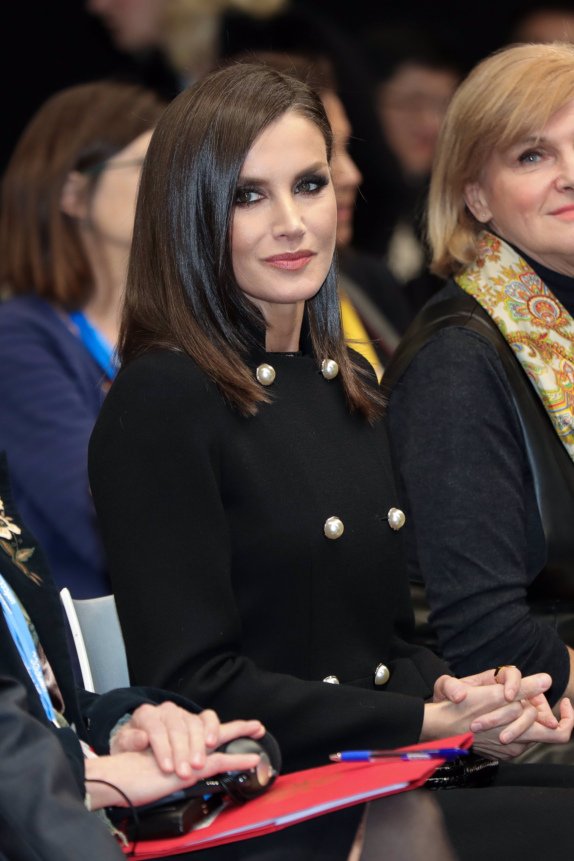 La Reina Letizia con abrigo de Carolina Herrera en la reunión del cambio climático, antes de los Premios Mariano de Cavia