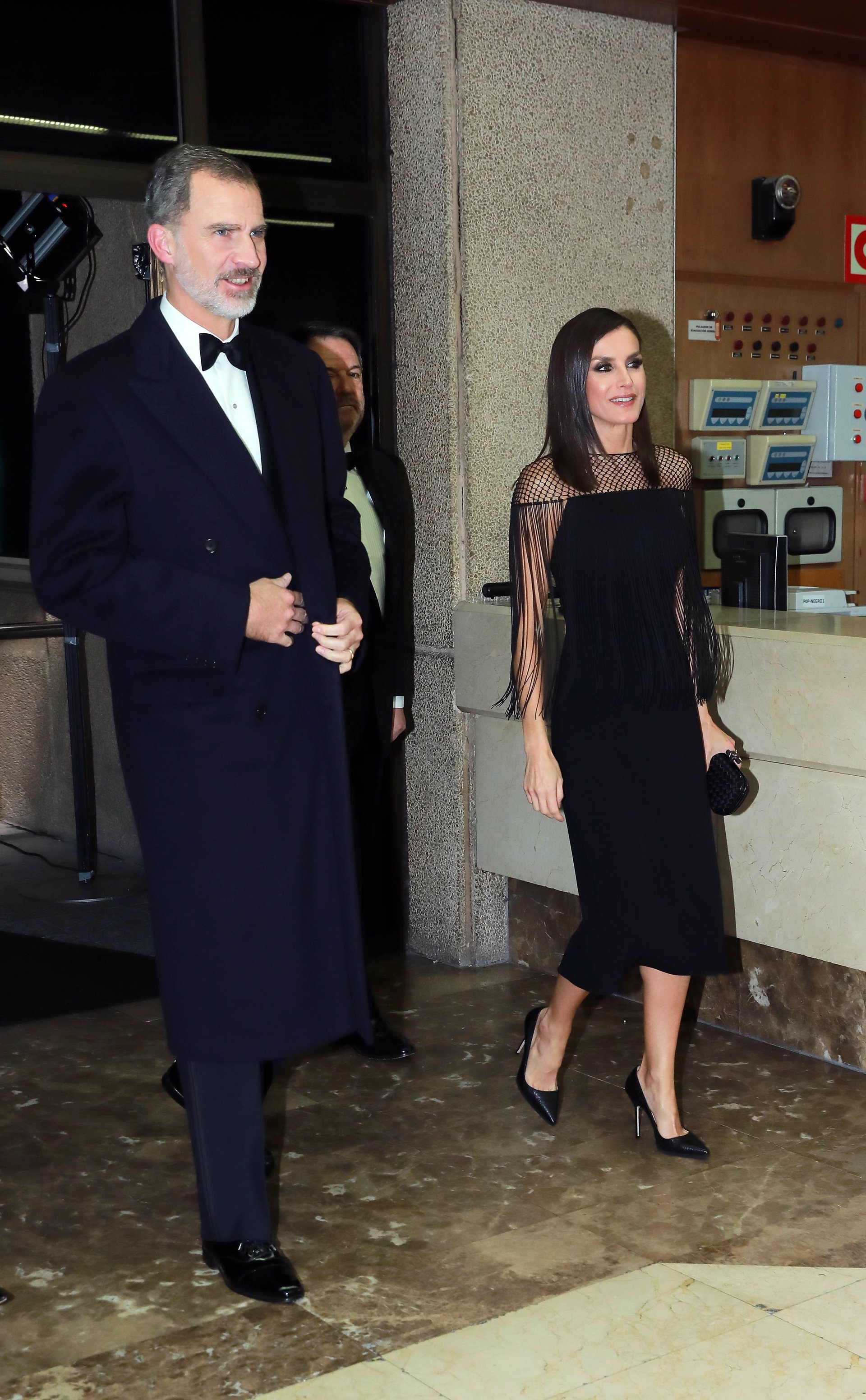 Los Reyes Felipe y Letizia durante los premios Mariano de Cavia. Él con abrigo, ella en vestido a pesar de las bajas temperaturas