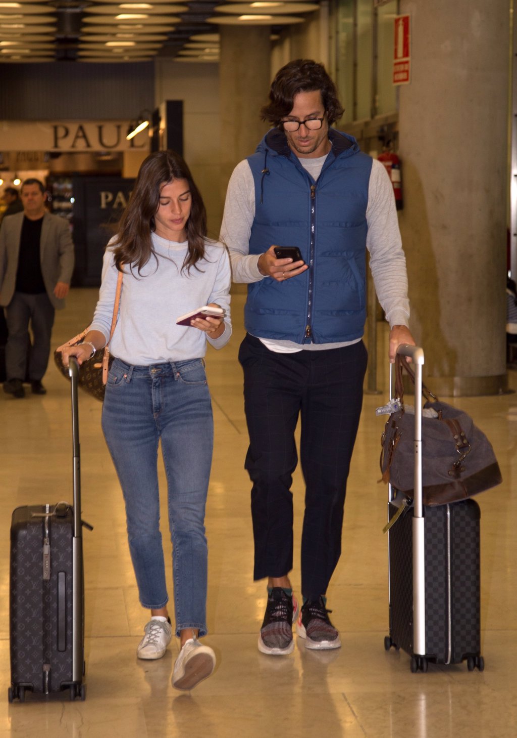 Feliciano y Sandra Gago, con bolso-mochila y maletas de Louis Vuitton en la  vuelta de su luna de miel