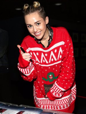 Miley Cyrus:  Lidl se suma a la moda de los jerséis navideños que arrasan ugly sweater o friki sweater