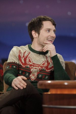 Elijah Wood:  Lidl se suma a la moda de los jerséis navideños que arrasan ugly sweater o friki sweater