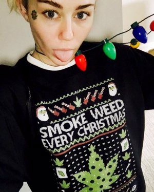 Miley Cyrus:  Lidl se suma a la moda de los jerséis navideños que arrasan ugly sweater o friki sweater