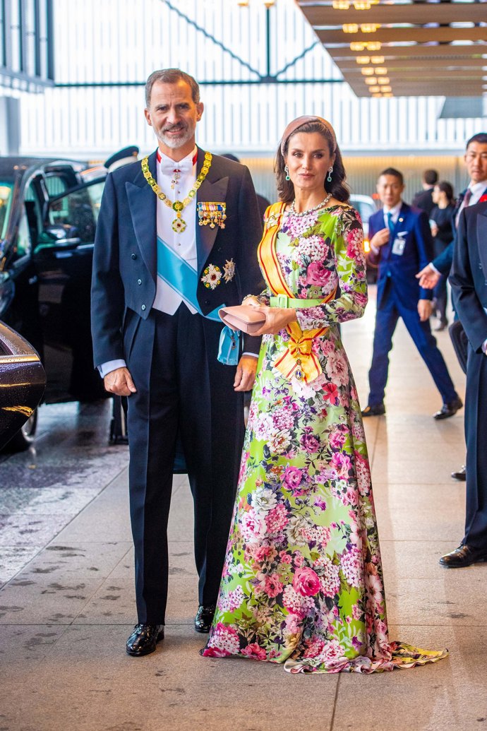 felipe y letizia en japón con vestido de flores de matilde cano