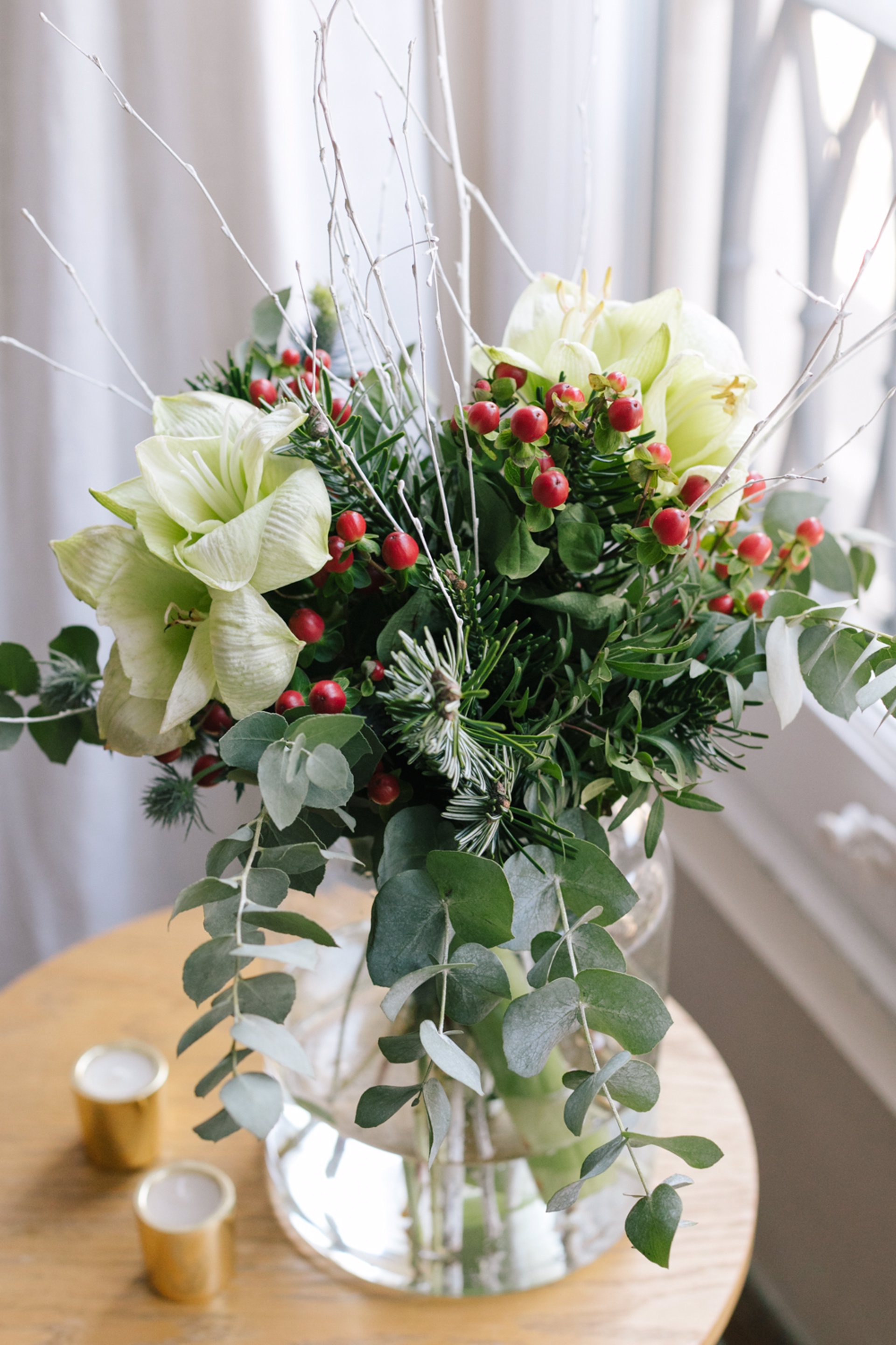 FLORES POR NAVIDAD BOUQUET SNOW BALL: AMARILLYS BLANCO E HIPERICUM ROJO, TRADICIONAL A LA PAR QUE ELEGANTE.