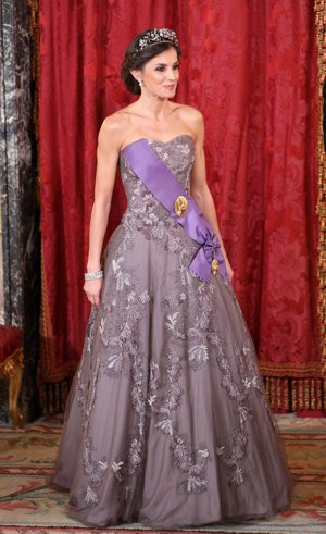 1 La Reina Letizia con vestido de gala