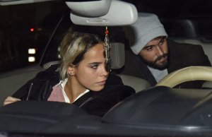 Gloria Camila llega a Madrid con su novio