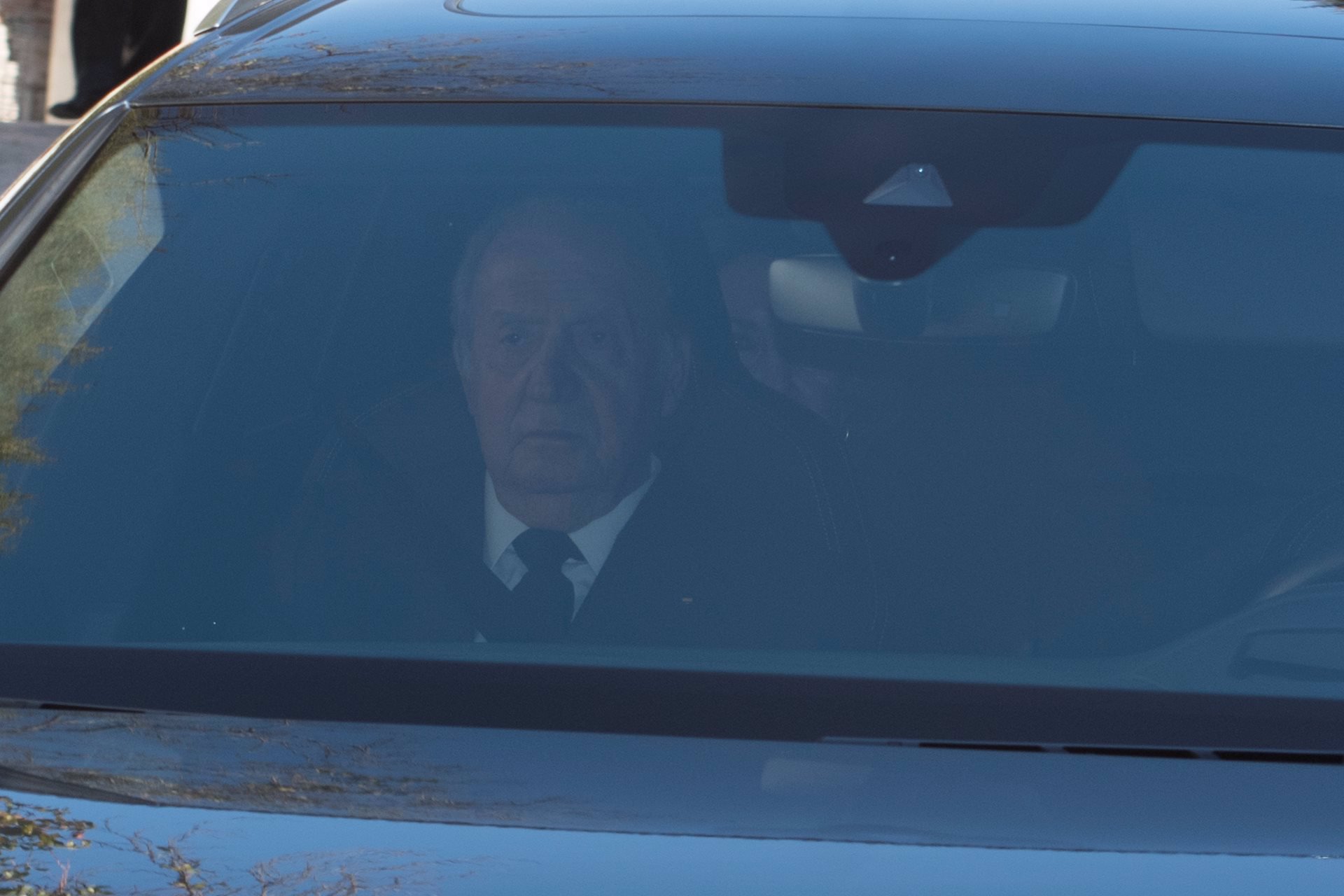El Rey Juan Carlos, muy abatido en la misa de su hermana Pilar de Borbón