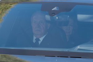 El Rey Juan Carlos, muy abatido en la misa de su hermana Pilar de Borbón