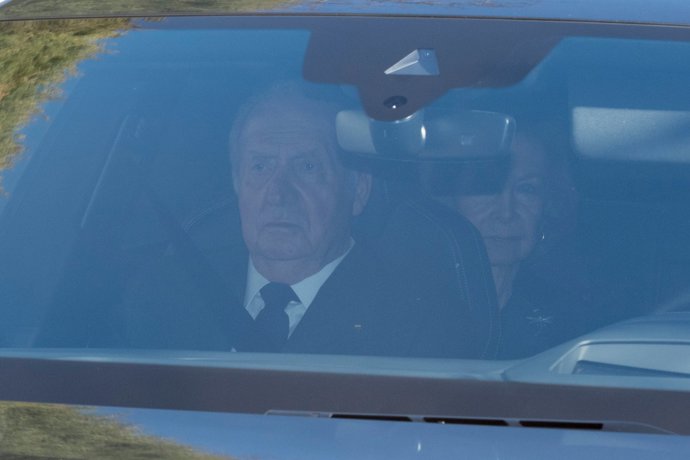 El Rey Juan Carlos, muy abatido en la misa de su hermana Pilar de Borbón