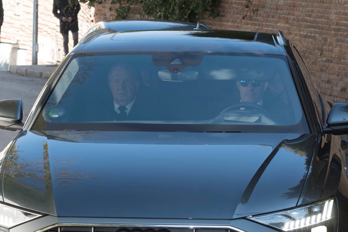 El Rey Juan Carlos, muy abatido en la misa de su hermana Pilar de Borbón