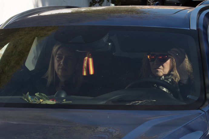 El Rey Juan Carlos, muy abatido en la misa de su hermana Pilar de Borbón