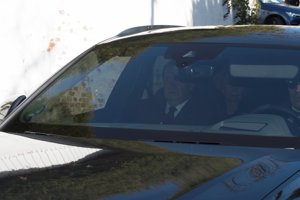 El Rey Juan Carlos, muy abatido en la misa de su hermana Pilar de Borbón