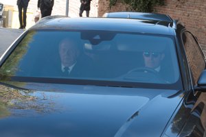 El Rey Juan Carlos, muy abatido en la misa de su hermana Pilar de Borbón