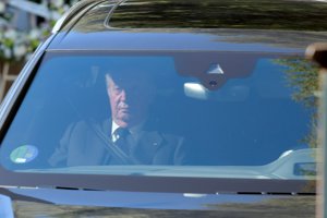 El Rey Juan Carlos, muy abatido en la misa de su hermana Pilar de Borbón