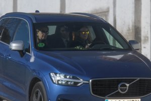 Los Reyes Felipe y Letizia, junto con Elena, Cristina y los Reyes Juan  Carlos y Sofía despiden a la Infanta Pilar. Elena y Cristina llegaban juntas, con los primogénitos entre los que podemos ver a Froilán