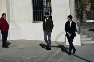 Los nietos de  Doña Pilar en el Cementerio San Isidro para darle el último adiós a su abuela